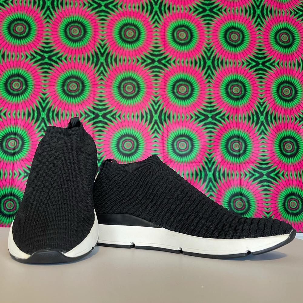 Skully sneaker Steve Madden. Never worn. 🖤 them!!